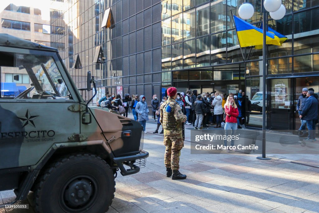 Italian soldiers on guard in front of the line of Ukrainian...