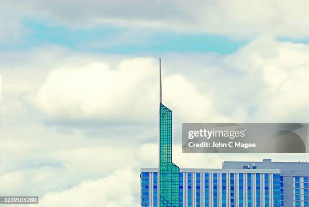 green glass spire - cristal azul fotografías e imágenes de stock