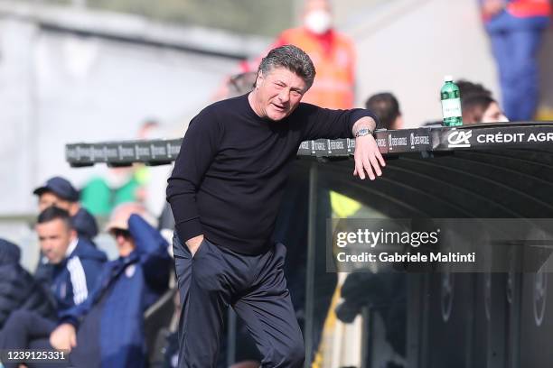 Walter Mazzarri manager of Cagliari Calcio looks on during the Serie A match between Spezia Calcio and Cagliari Calcio at Stadio Alberto Picco on...