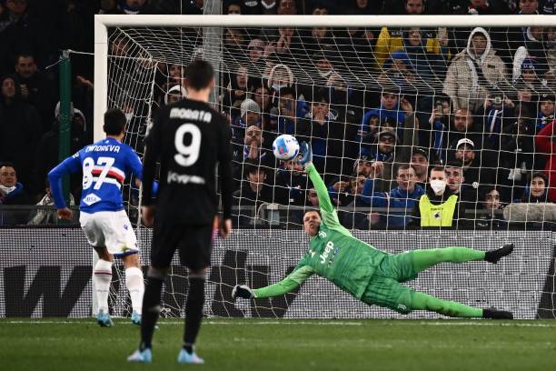 Juventus' Polish goalkeeper Wojciech Szczesny deflects a penalty kicked by Sampdoria's Italian midfielder Antonio Candreva during the Italian Serie A...