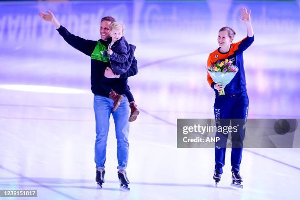 HeereNVEEN - Ronald Mulder and Lotte van Beek say goodbye during the Speed Skating World Cup Final in Thialf on March 13, 2022 in Heerenveen, the...