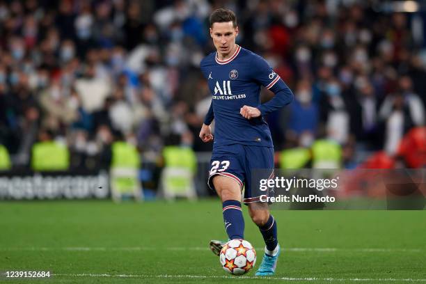 Julian Draxler of PSG does passed during the UEFA Champions League Round Of Sixteen Leg Two match between Real Madrid and Paris Saint-Germain at...