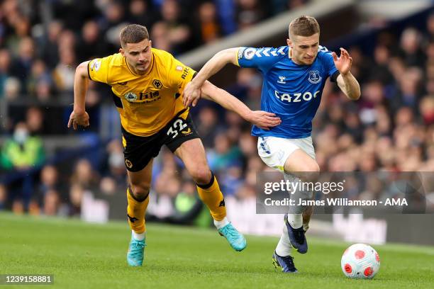 Leander Dendoncker of Wolverhampton Wanderers and Jonjoe Kenny of Everton during the Premier League match between Everton and Wolverhampton Wanderers...