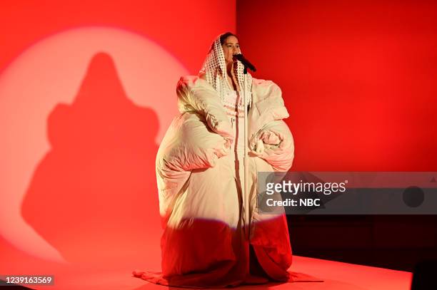 Zoë Kravitz, Rosalía Episode 1820 -- Pictured: Musical guest Rosalía performs La Fama on Saturday, March 12, 2022 --