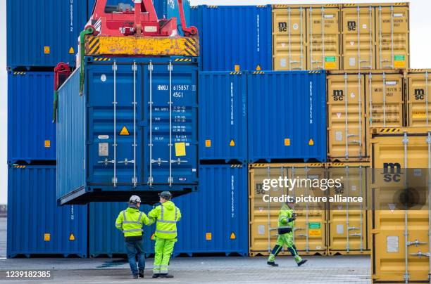 February 2022, Mecklenburg-Western Pomerania, Mukran: A container is unloaded at the port of Mukran after the arrival of the first ship of a new...