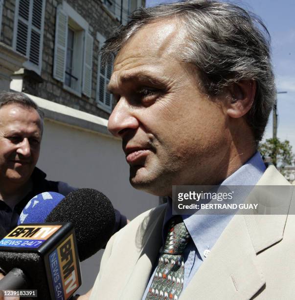 Le sous-préfet des Yvelines, Rollon Mouchel-Blaisot, s'adresse aux journalistes, le 12 juin 2006 à Poissy, près de la bouche d'égoût empruntée par...