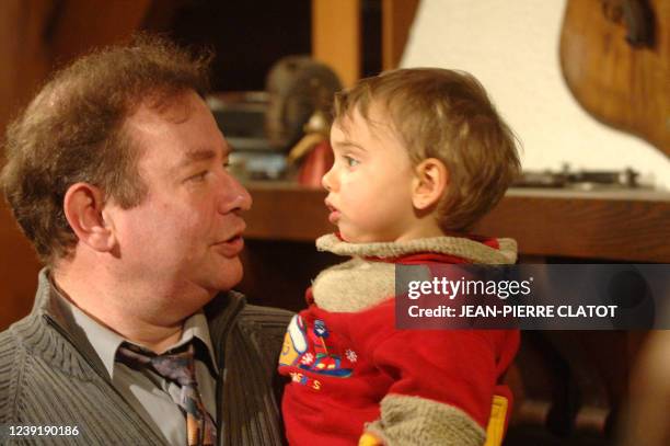 Francis Gruzelle, le compagnon de Nathalie Gettliffe, française arrêtée à Vancouver pour l'enlèvement de deux de ses enfants, le 11 avril 2006, pose...