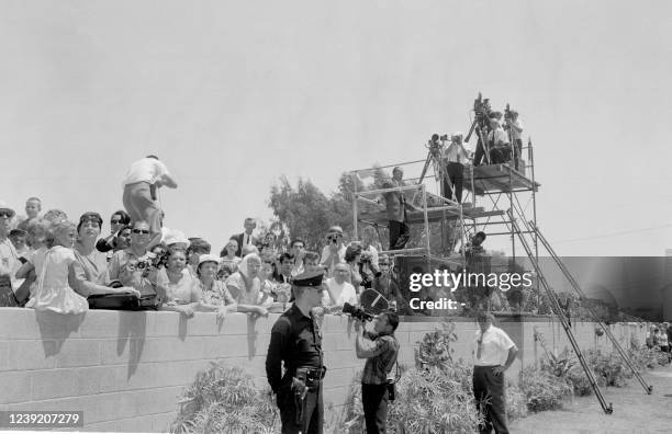 Crowds gathered on August 10 in Hollywood to attend the funeral of Marilyn Monroe.