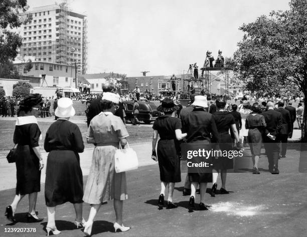 Crowds gathered on August 10 in Hollywood to attend the funeral of Marilyn Monroe.