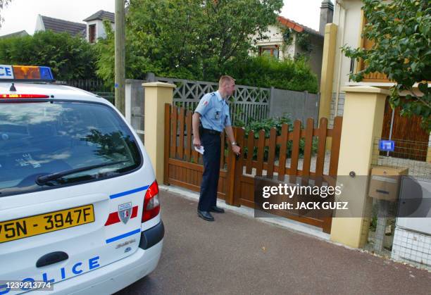 Un policier de proximité du commissariat de Noisy-Le-Grand contrôle un pavillon dont les habitants sont absents, le 19 juillet 2002 dans un quartier...