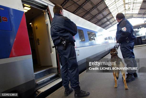 Des policiers effectuent une ronde, le 03 mars 2004 dans la gare SNCF de Toulouse-Matabiau. Un mystérieux groupe terroriste "AZF" prétend avoir...