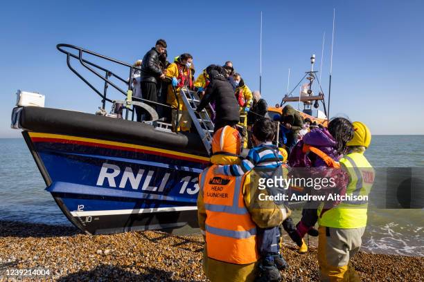 Dungeness RNLI arriving into shore at Dungeness after picking up 43 people including women and 10 children from a dinghy just off South East Coast of...