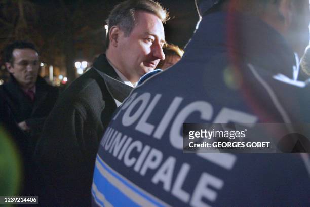 Le maire de Toulouse Jean-Luc Moudenc s'entretient avec un policier municipal armé qui effectue une patrouille nocturne dans le centre ville de...
