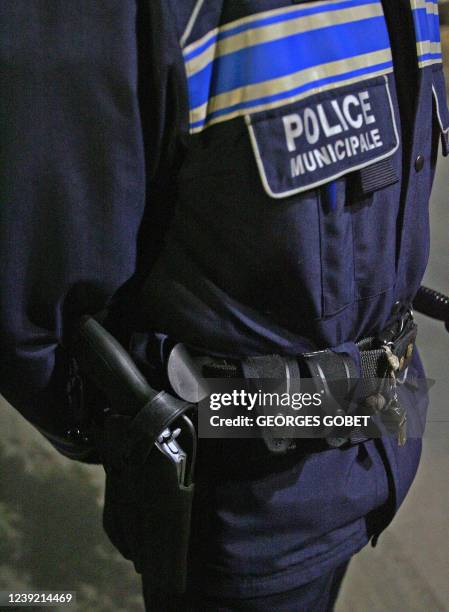 Un policier municipal armé effectue une patrouille nocturne dans les rues de Toulouse, le 24 janvier 2006. C'est la premiere fois que des policiers...