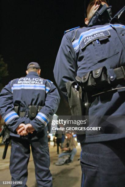 Deux membres armés de la police municipale de Toulouse effectuent une patrouille nocturne dans les rues de la ville, le 24 janvier 2006. C'est la...