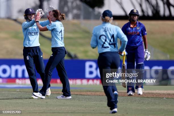 England's Kate Cross celebrates with wicketkeeper Amy Jones the wicket of Indias Jhulan Goswami during the 2022 Women's Cricket World cup match...