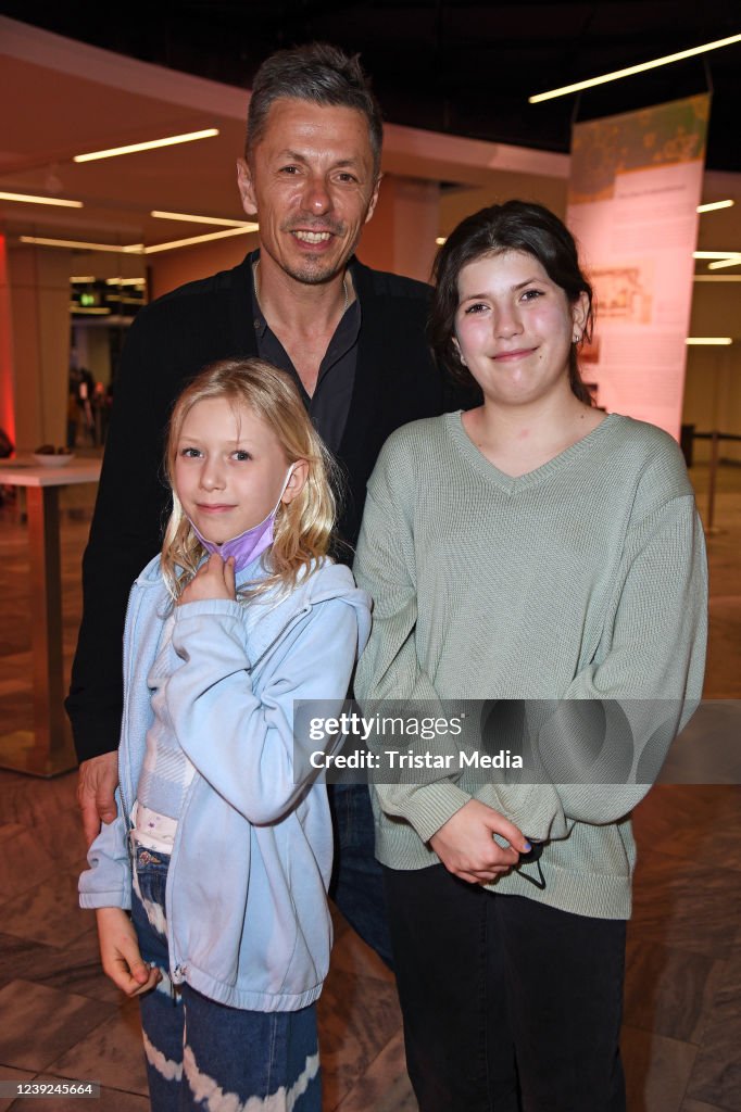 Michi Beck and his children Poppy Beck and Romy Beck attend the... News
