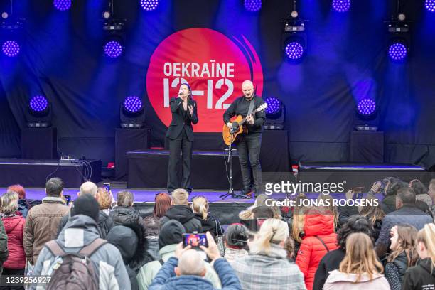 Singer Laura Tesoro perform at the radio show for the solidarity campaign 'Ukraine 12-12' by VRT, DPG Media, SBS and Mediahuis on the Groenplaats in...