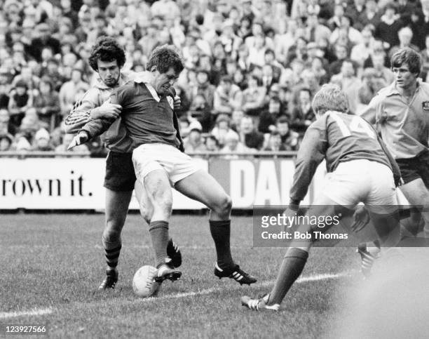 Ireland captain Fergus Slattery being held by Brendan Moon of Australia during the Rugby Union International at Lansdowne Road in Dublin on 21st...