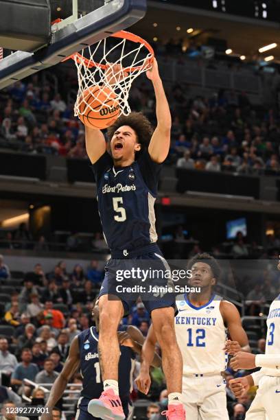Daryl Banks III of the St. Peter's Peacocks scores with a dunk during first half action against the Kentucky Wildcats in the first round of the 2022...