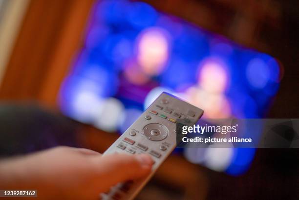 March 2022, North Rhine-Westphalia, Bad Oeynhausen: A man operates a television with the remote control. Photo: Lino Mirgeler/dpa