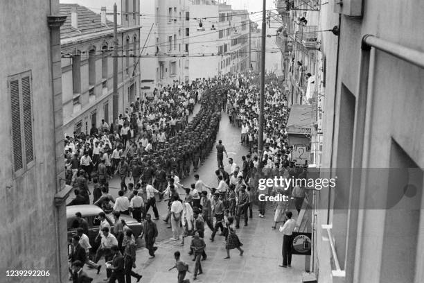 The crowd surrounds Algerian National Liberation Army soldiers of the Wilaya V arriving in Algiers during the summer of 1962, as part of integration...