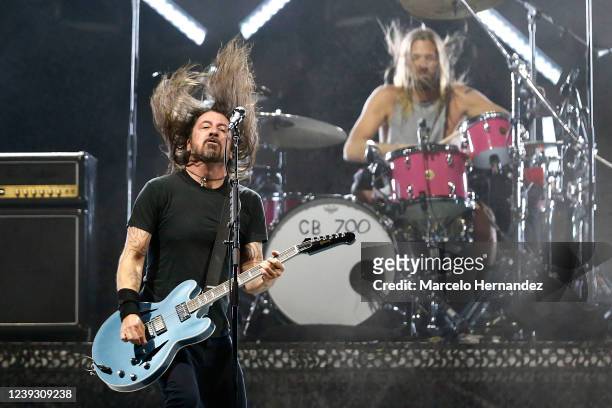 Dave Grohl and Taylor Hawkins of Foo Fighters perform during day one of Lollapalooza Chile 2022 at Parque Bicentenario Cerrillos on March 18, 2022 in...