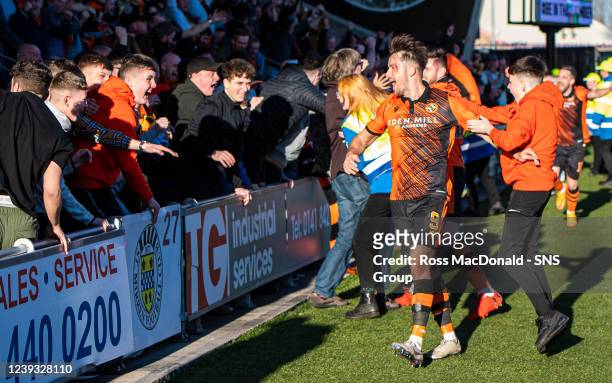Dundee United players and fans celebrate Marc McNulty's winner during a cinch Premiership match between St. Mirren and Dundee United at the SMiSA...