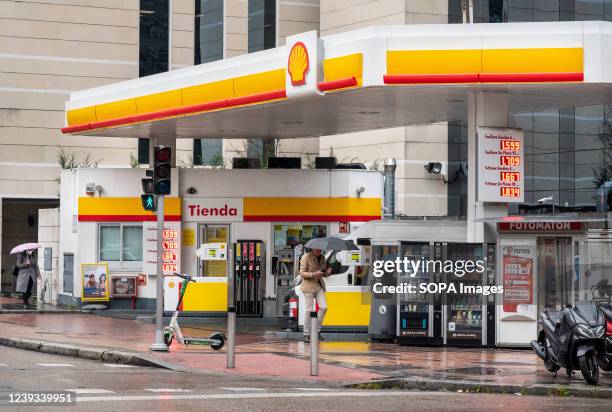 Shell Compancy Shell (Company) Photos and Premium High Res Pictures - Getty Images