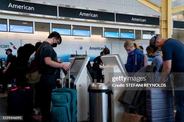 Am Check In American Airlines Check In Photos and Premium High Res Pictures - Getty ...