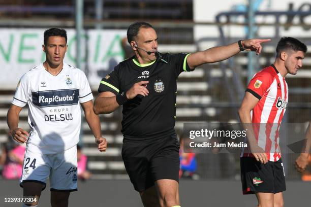 Referee Silvio Truco gestures during a Copa de la Liga 2022 match between Gimnasia and Estudiantes at Juan Carmelo Zerillo Stadium on March 20, 2022...