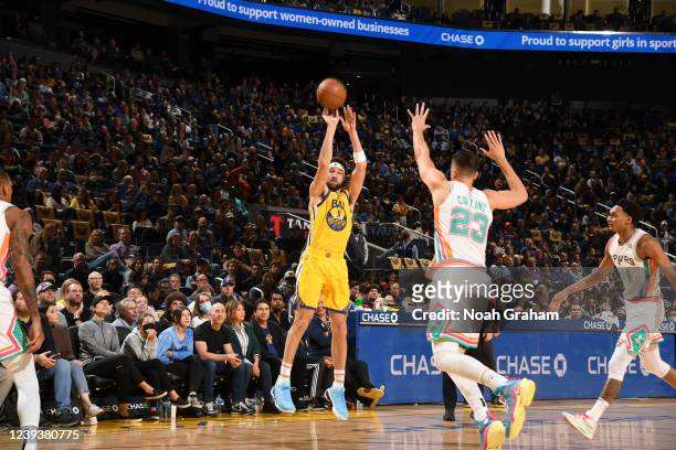 Klay Thompson of the Golden State Warriors shoots a three point basket during the game against the San Antonio Spurs on March 20, 2022 at Chase...
