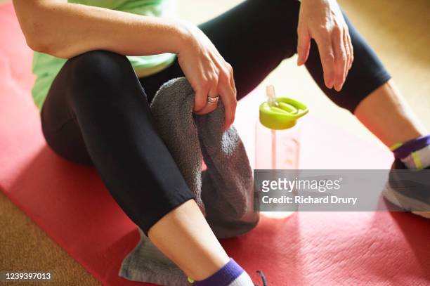 woman exercising in her living room - hiit stock-fotos und bilder