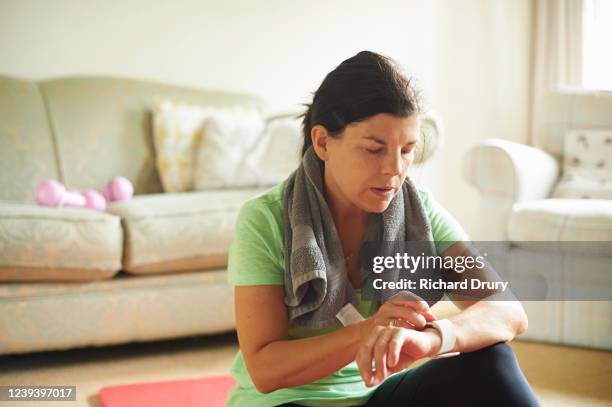 woman exercising in her living room - hiit stock pictures, royalty-free photos & images