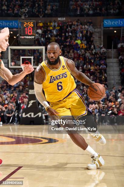 Lebron James Dribble Photos and Premium High Res Pictures - Getty Images
