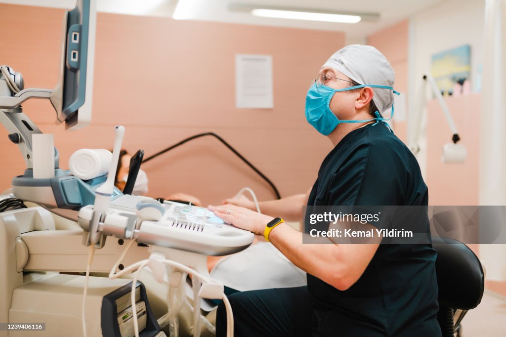 Läkare är screening gravid kvinna på sjukhuset