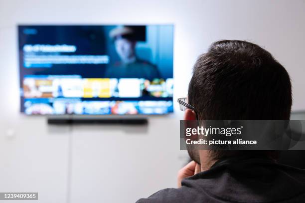 March 2022, Baden-Wuerttemberg, Rottweil: A man opened Amazon Prime Video on his TV in his apartment. Photo: Silas Stein/dpa