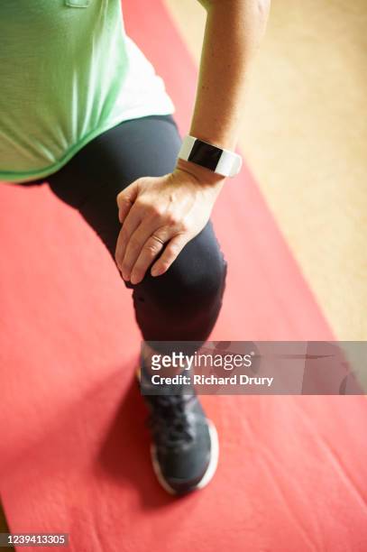 woman exercising in her living room - hiit stock pictures, royalty-free photos & images