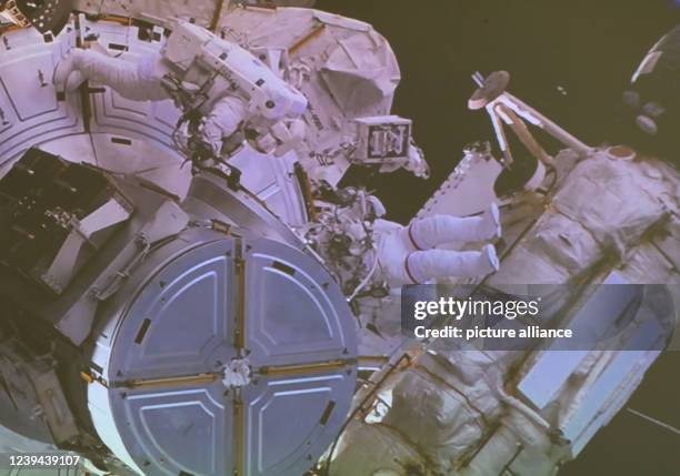March 2022, Bavaria, Oberpfaffenhofen: Matthias Maurer , German ESA astronaut, and Raja Chari, U.S. NASA astronaut, are seen on a screen at the...