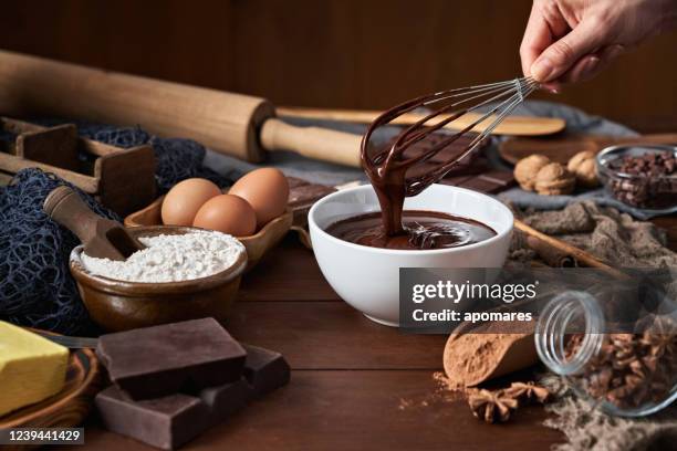 frau hände machen schokoladenmousse und kekse auf einem holztisch in einer rustikalen küche - mousse stock-fotos und bilder