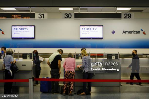 Am Check In American Airlines Check In Photos and Premium High Res Pictures - Getty ...