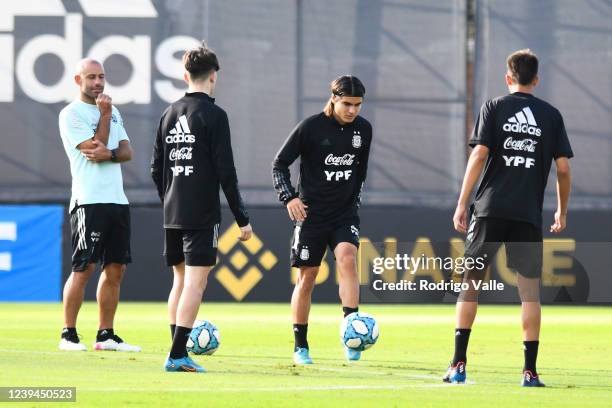 Luka Romero of Argentina drives the ball as Javier Mascherano head coach of Argentina U-20 looks on during the U-20 training session at Julio H....