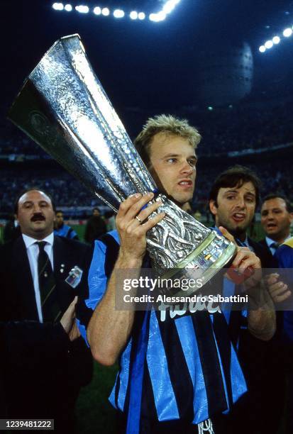 Dennis Bergkamp of FC Interanzionale celebrates the victory with the trophy after the Final UEFA Cup 1994 match between Austria Salzburg and FC...