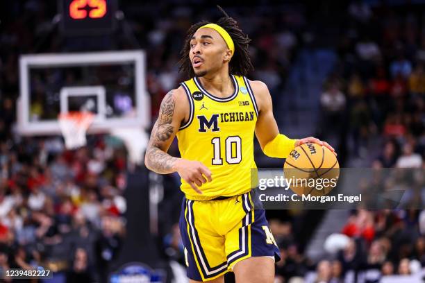 Frankie Collins of the Michigan Wolverines dribbles the ball during the Sweet 16 round of the 2022 NCAA Mens Basketball Tournament held at AT&T...