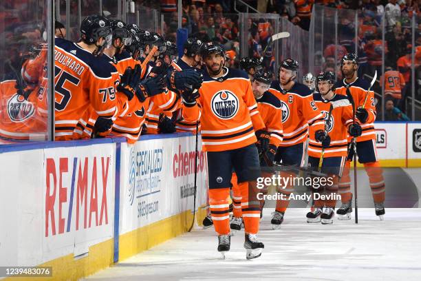 Brett Kulak of the Edmonton Oilers awaits a face-off during the game Photo d'actualité - Getty Images