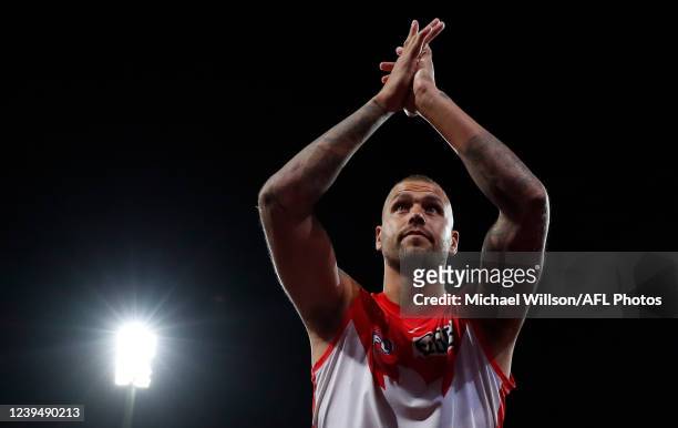 Lance Franklin of the Swans salutes the crowd as he leaves the field after kicking his 1000th goal during the 2022 AFL Round 02 match between the...