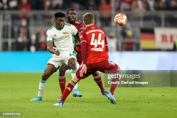 Taiwo Awoniyi of 1.FC Union Berlin, Dayot Upamecano of Bayern Muenchen and Thomas Mueller of Bayern Muenchen battle for the ball during the...