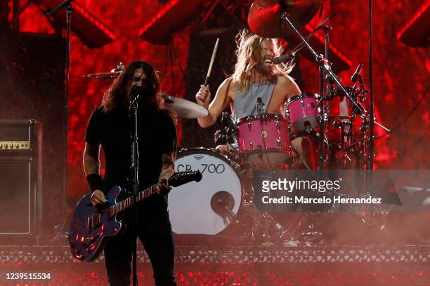Dave Grohl and Taylor Hawkins of the Foo Fighters perform during day three of Lollapalooza Chile 2022 at Parque Bicentenario Cerrillos on March 20,...
