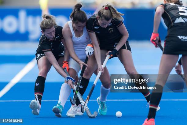 Hanny Granitzki of Germany, Haley Randall of USA and Nele Aring of Germany battle for the ball during the women´s FIH Pro League match between...