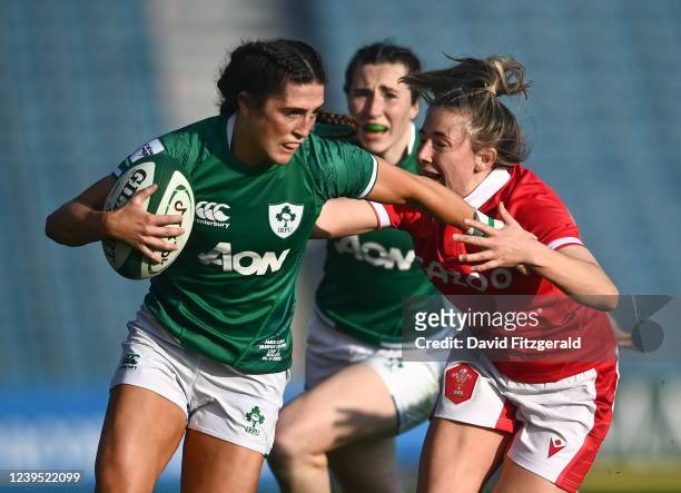 Dublin , Ireland - 26 March 2022; Amee-Leigh Murphy Crowe of Ireland evades the tackle from Elinor Snowsill of Wales on his way to scoring her side's...
